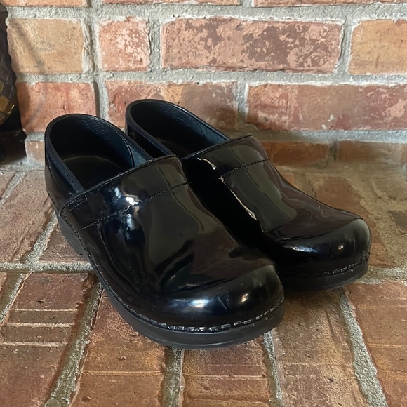 sanita black patent leather clogs